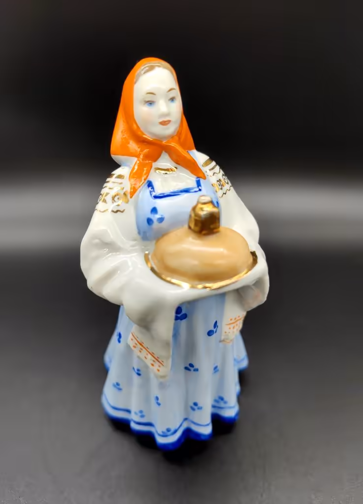 Статуэтка "Добро пожаловать", (Хлеб да соль), скульптор А. Бржезицкая, Дулевский фарфоровый завод (Дулёво)