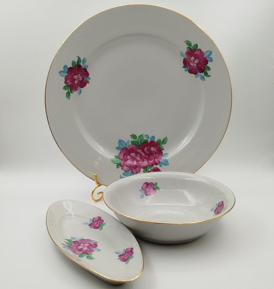 Набор сервировочный: блюдо, салатник, селёдочница, украшенные цветочным декором, фарфор, деколь, золочение, Дулевский фарфоровый завод (Дулёво), СССР, 1968-1991 гг.