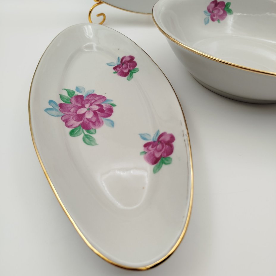 Набор сервировочный: блюдо, салатник, селёдочница, украшенные цветочным декором, фарфор, деколь, золочение, Дулевский фарфоровый завод (Дулёво), СССР, 1968-1991 гг.