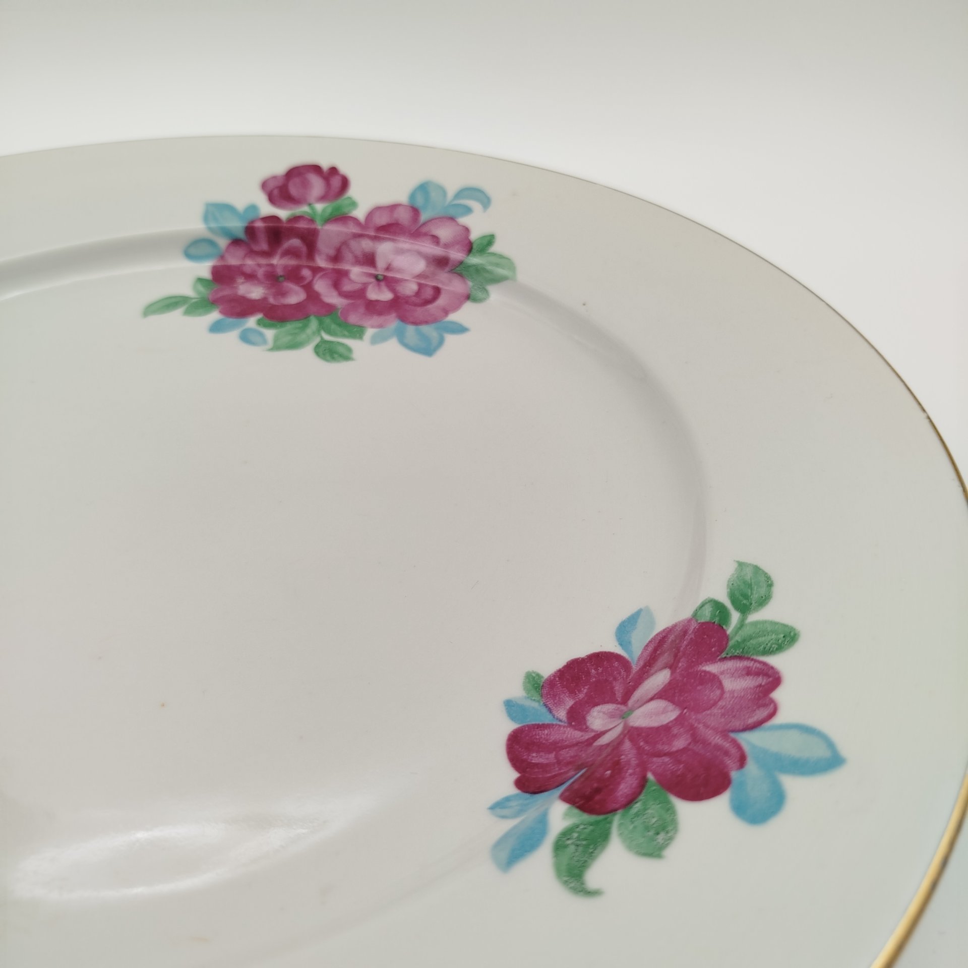 Набор сервировочный: блюдо, салатник, селёдочница, украшенные цветочным декором, фарфор, деколь, золочение, Дулевский фарфоровый завод (Дулёво), СССР, 1968-1991 гг.