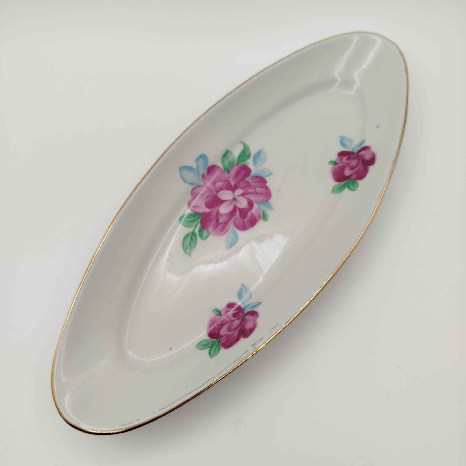 Набор сервировочный: блюдо, салатник, селёдочница, украшенные цветочным декором, фарфор, деколь, золочение, Дулевский фарфоровый завод (Дулёво), СССР, 1968-1991 гг.