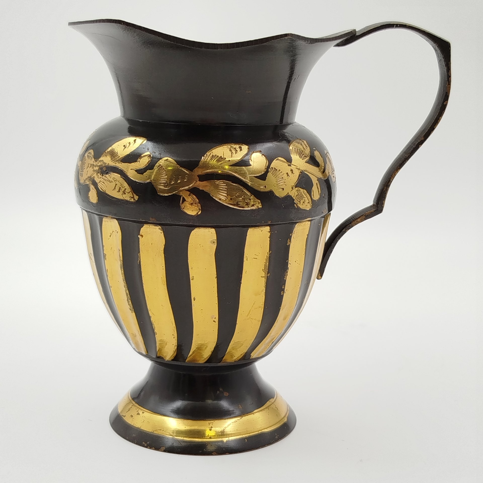 Кувшин в восточном стиле с золотистым декором, латунь, резьба, золочение, Индия, 1970-1990 гг.