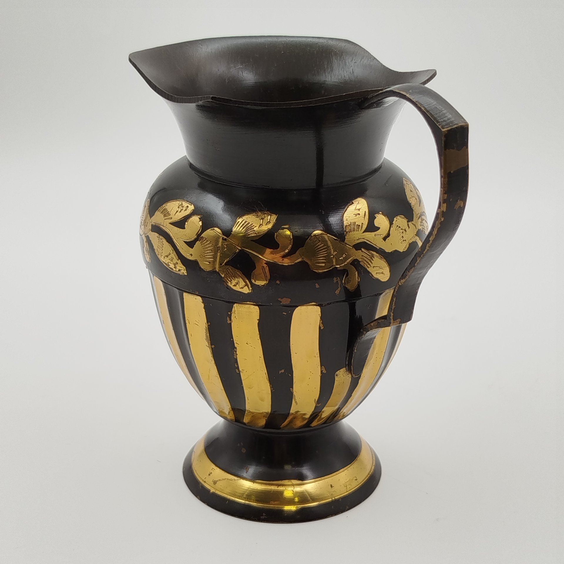 Кувшин в восточном стиле с золотистым декором, латунь, резьба, золочение, Индия, 1970-1990 гг.