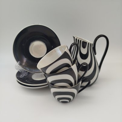 Предметы из кофейного сервиза "Лидия" (три чашки, три блюдца и молочник), автор Marian Pasich (Мариан Пасич), фарфор, роспись, люстр, Chodziez, Польша, 1964-1980 гг.