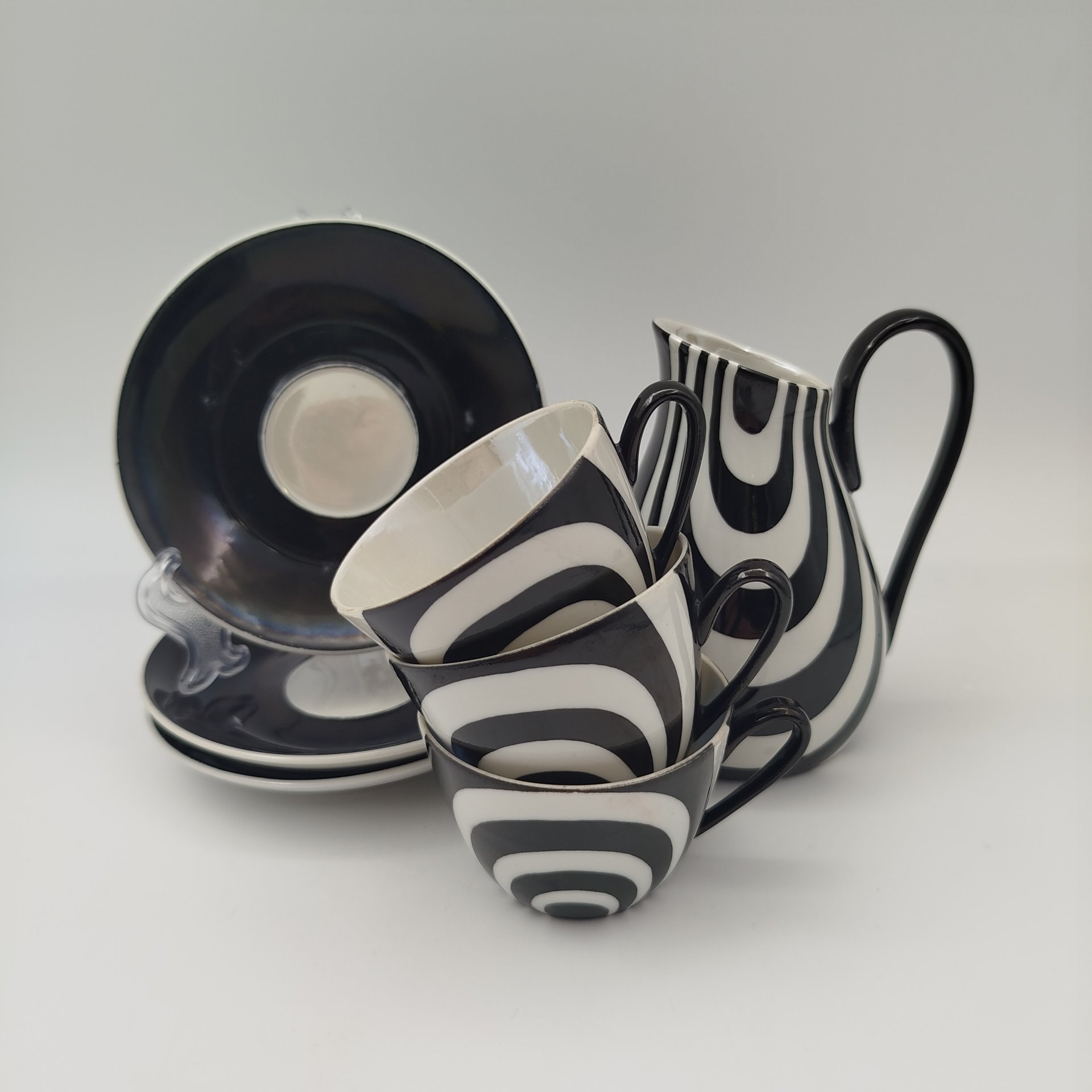 Предметы из кофейного сервиза "Лидия" (три чашки, три блюдца и молочник), автор Marian Pasich (Мариан Пасич), фарфор, роспись, люстр, Chodziez, Польша, 1964-1980 гг.