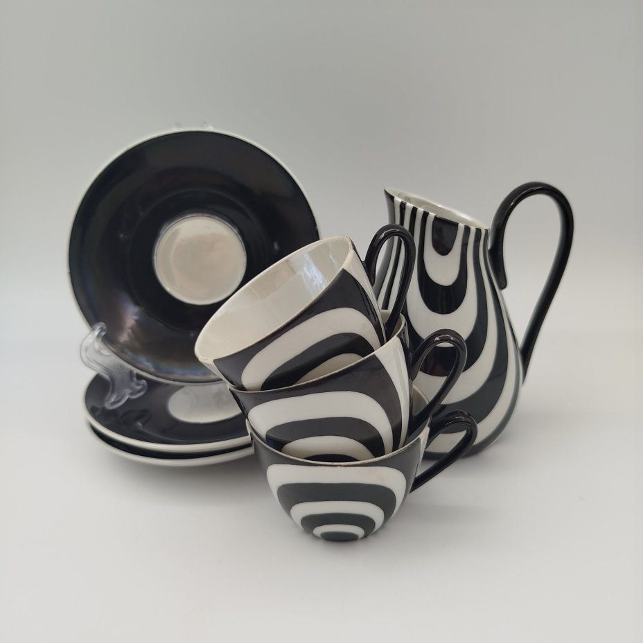 Предметы из кофейного сервиза "Лидия" (три чашки, три блюдца и молочник), автор Marian Pasich (Мариан Пасич), фарфор, роспись, люстр, Chodziez, Польша, 1964-1980 гг.