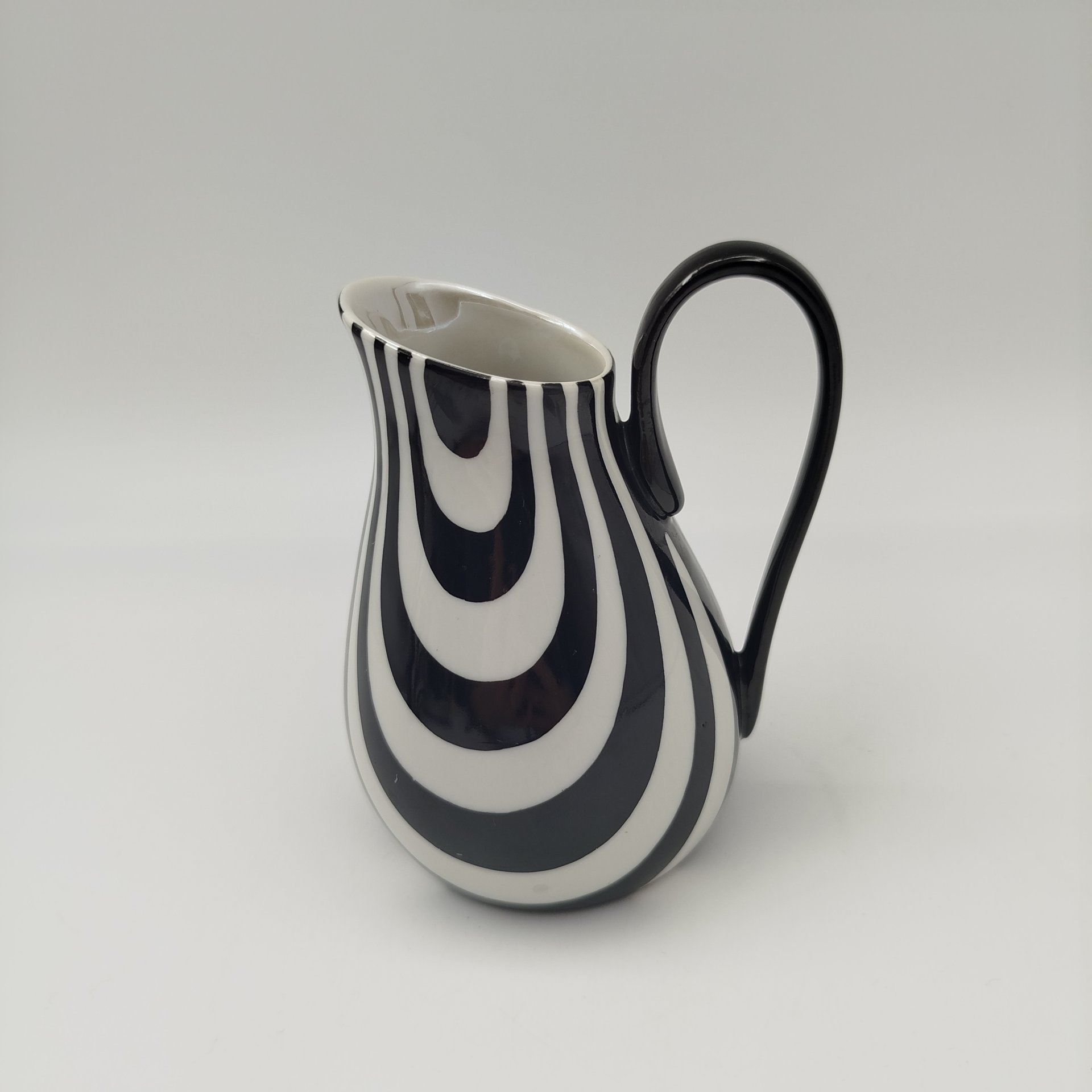 Предметы из кофейного сервиза "Лидия" (три чашки, три блюдца и молочник), автор Marian Pasich (Мариан Пасич), фарфор, роспись, люстр, Chodziez, Польша, 1964-1980 гг.