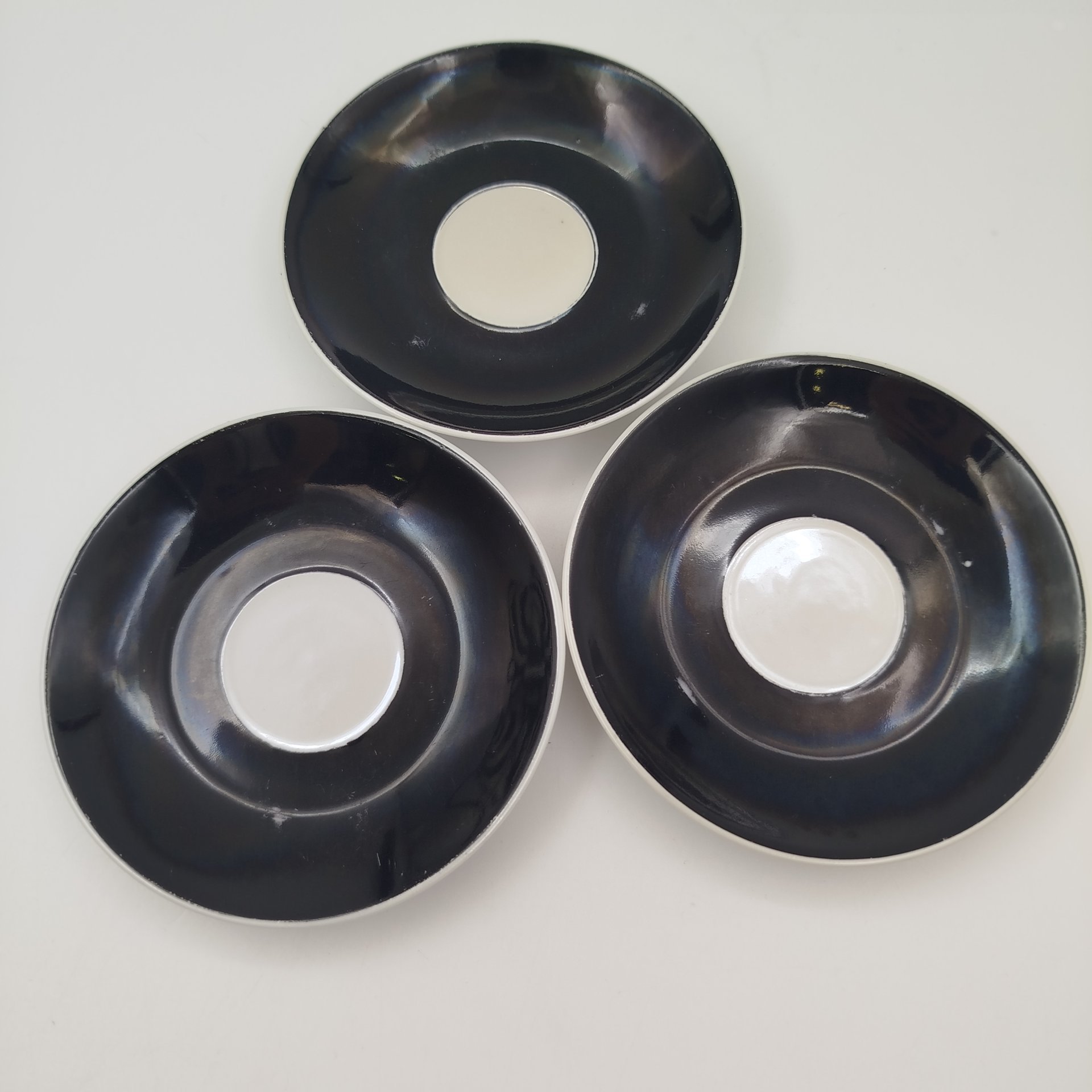 Предметы из кофейного сервиза "Лидия" (три чашки, три блюдца и молочник), автор Marian Pasich (Мариан Пасич), фарфор, роспись, люстр, Chodziez, Польша, 1964-1980 гг.