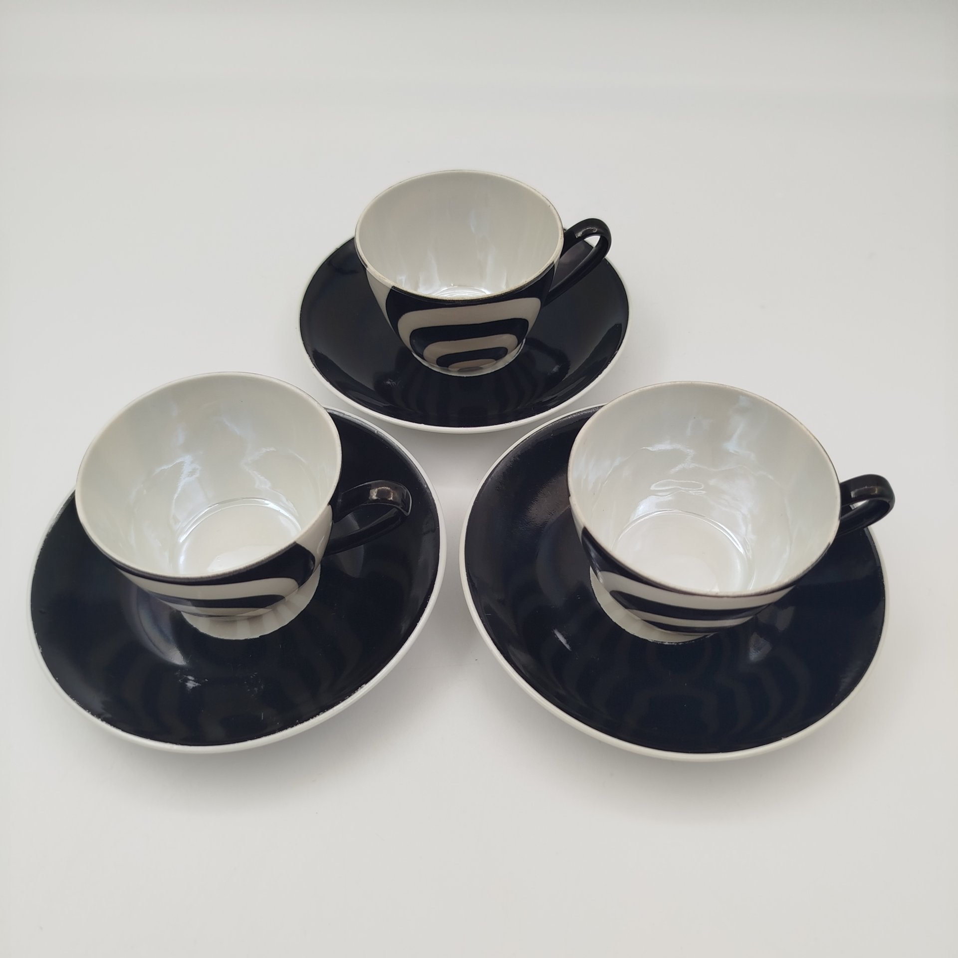 Предметы из кофейного сервиза "Лидия" (три чашки, три блюдца и молочник), автор Marian Pasich (Мариан Пасич), фарфор, роспись, люстр, Chodziez, Польша, 1964-1980 гг.