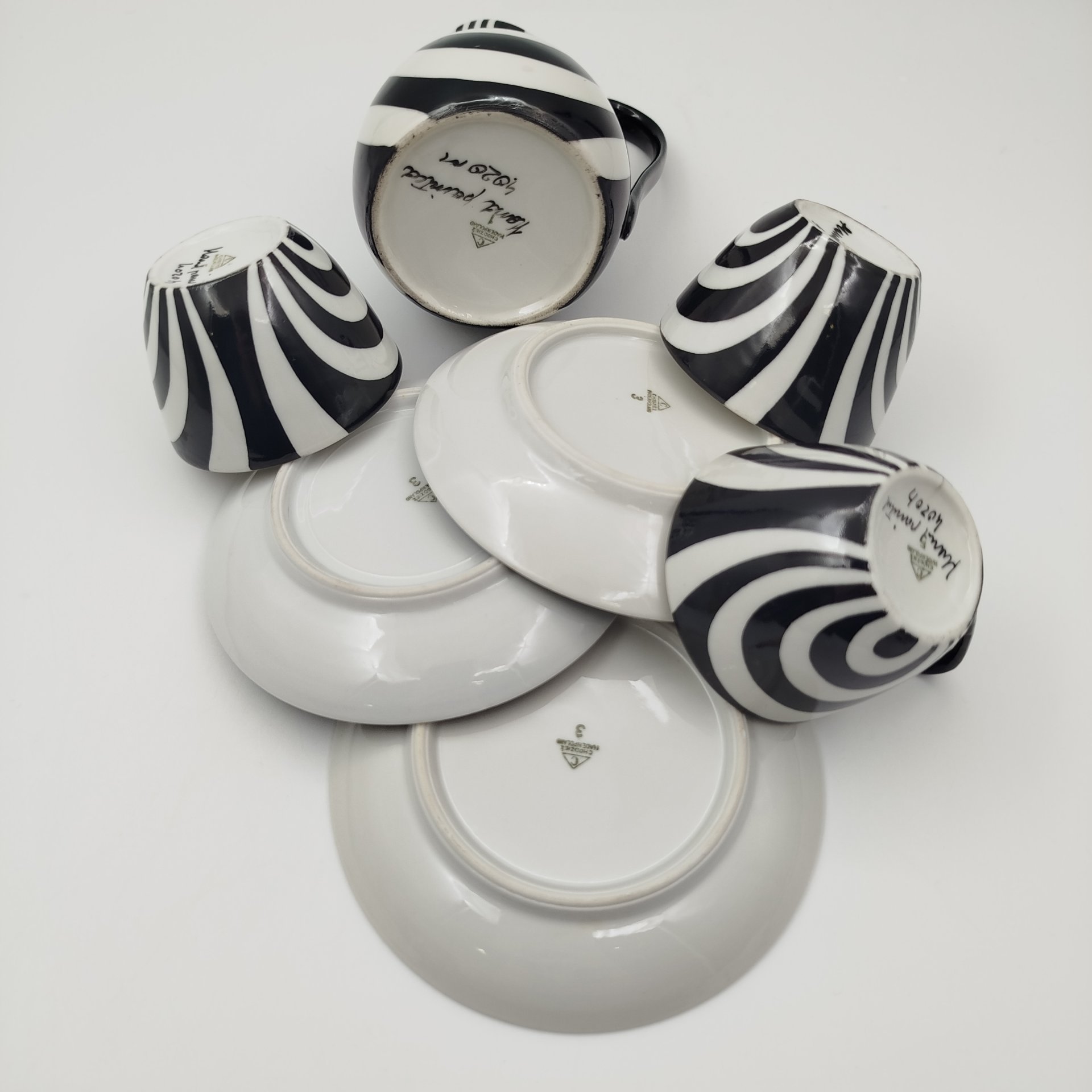 Предметы из кофейного сервиза "Лидия" (три чашки, три блюдца и молочник), автор Marian Pasich (Мариан Пасич), фарфор, роспись, люстр, Chodziez, Польша, 1964-1980 гг.