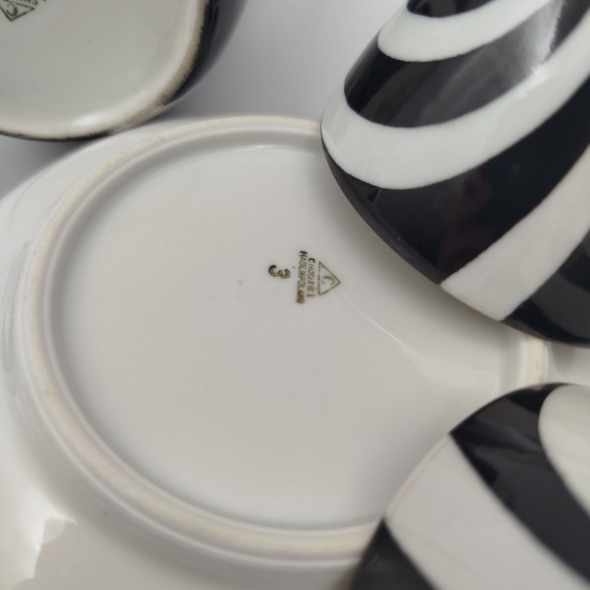 Предметы из кофейного сервиза "Лидия" (три чашки, три блюдца и молочник), автор Marian Pasich (Мариан Пасич), фарфор, роспись, люстр, Chodziez, Польша, 1964-1980 гг.