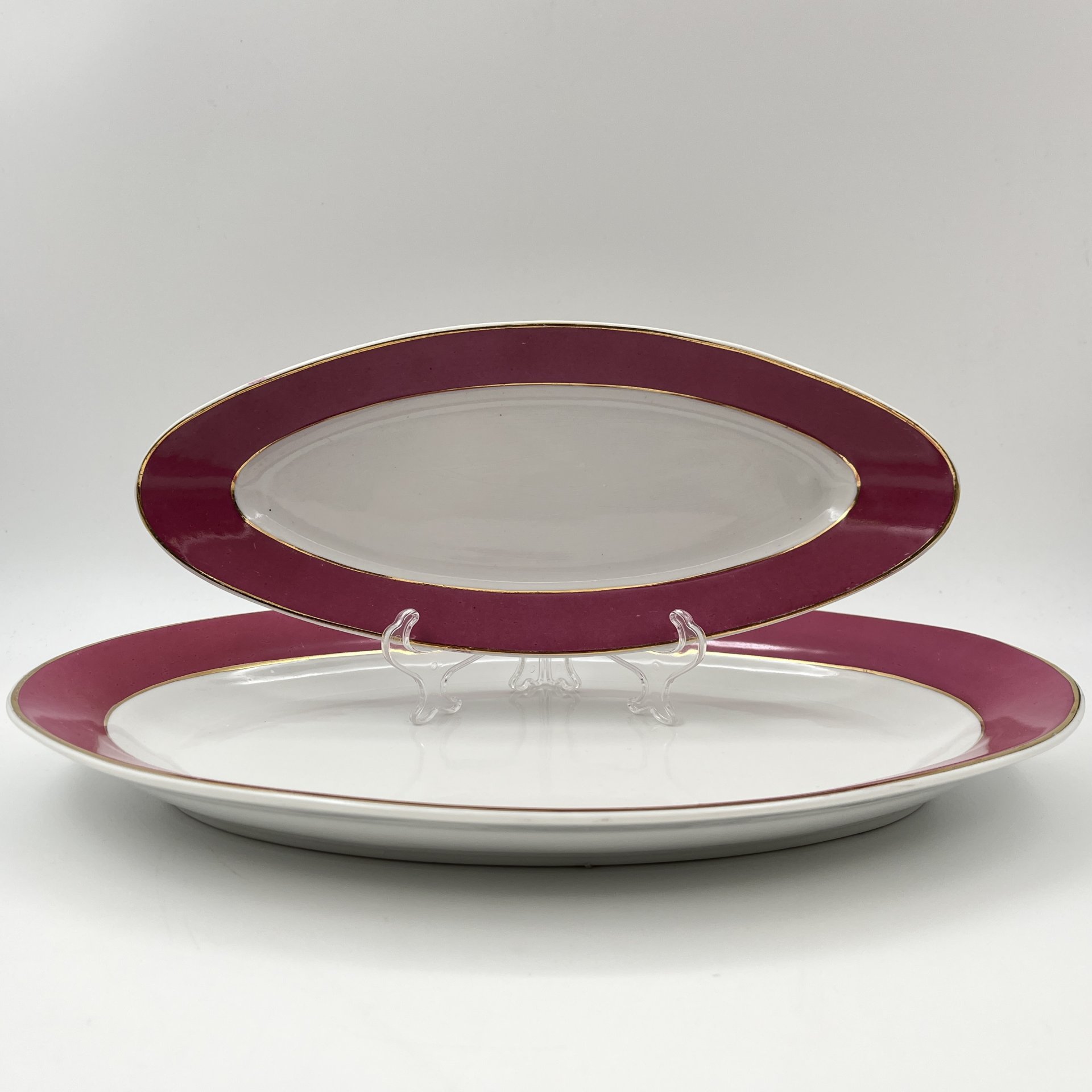 Набор из блюда и селедочницы малинового оттенка