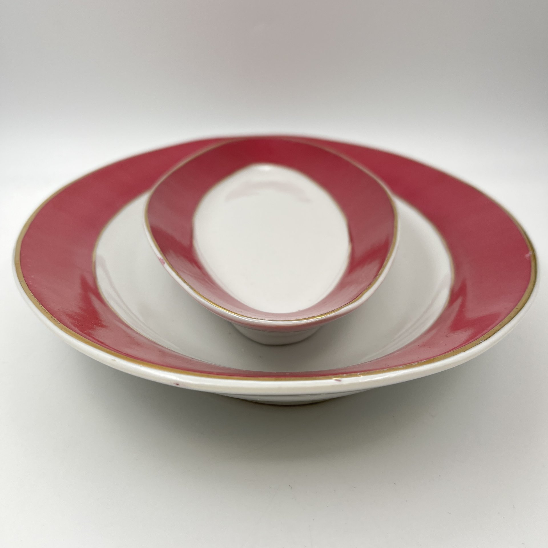 Набор из блюда и селедочницы малинового оттенка