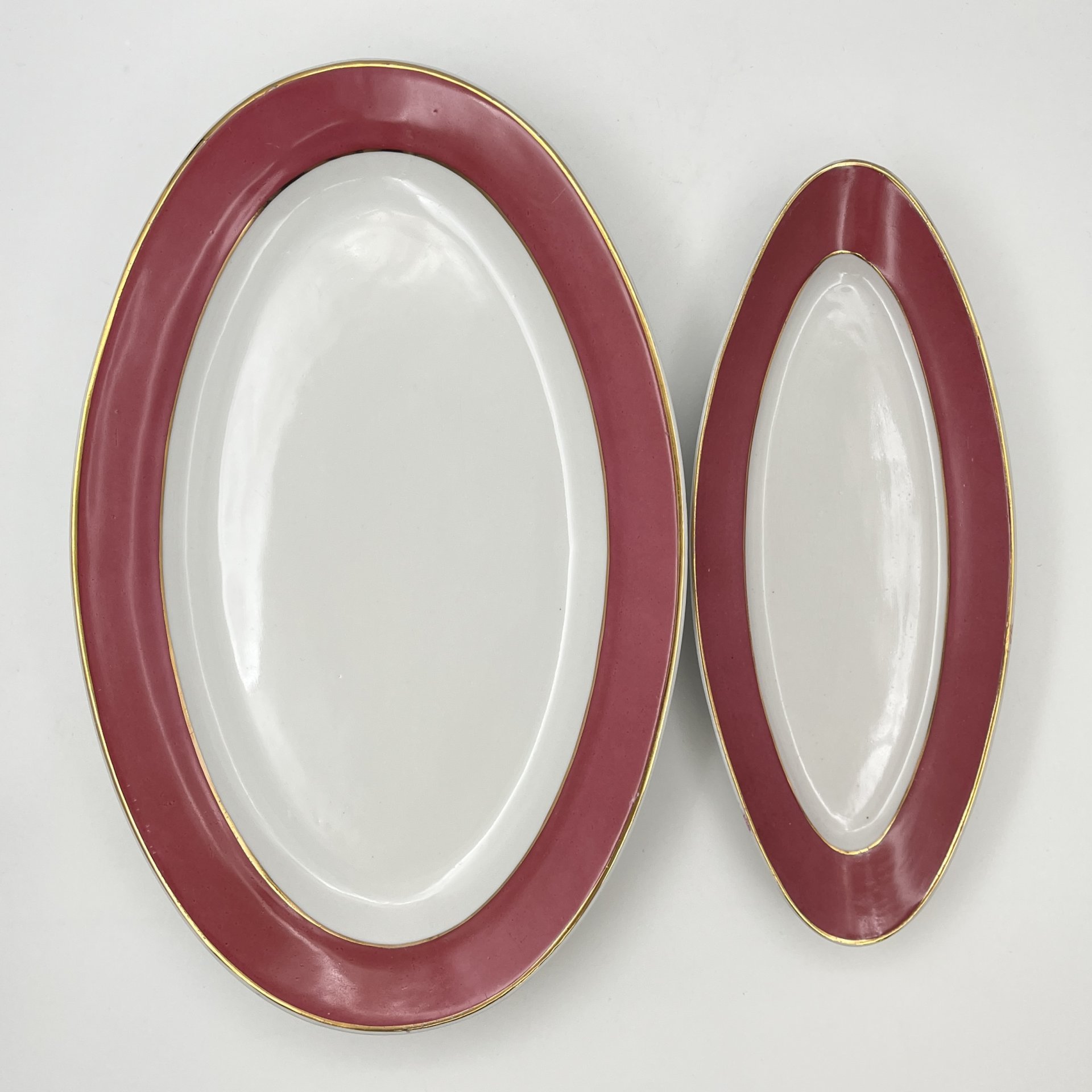 Набор из блюда и селедочницы малинового оттенка