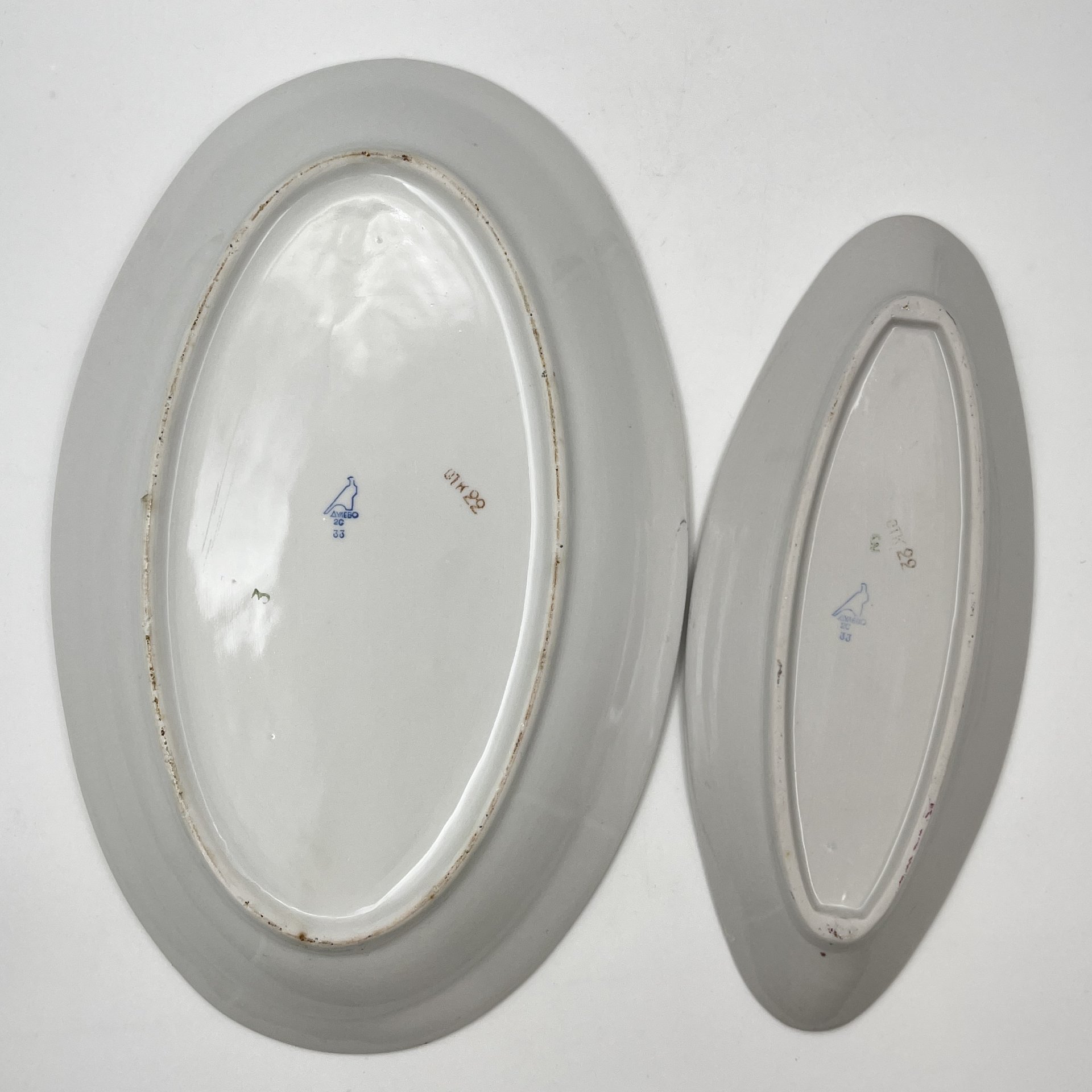 Набор из блюда и селедочницы малинового оттенка