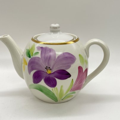 Чайник заварочный с расписным цветочным декором, фарфор, роспись, золочение, Первомайский фарфоровый завод (Песочное), СССР, 1976-1991 гг.