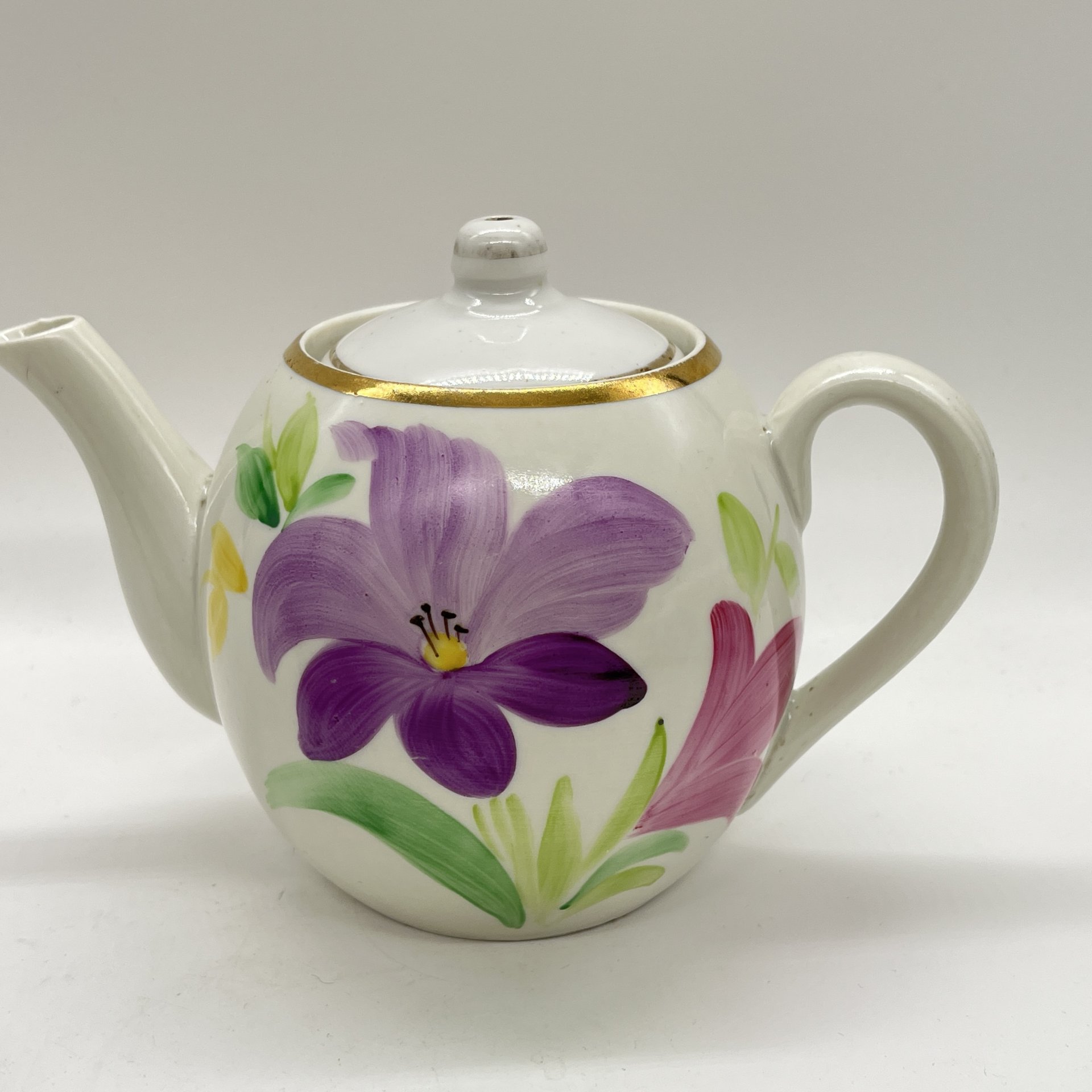 Чайник заварочный с расписным цветочным декором, фарфор, роспись, золочение, Первомайский фарфоровый завод (Песочное), СССР, 1976-1991 гг.