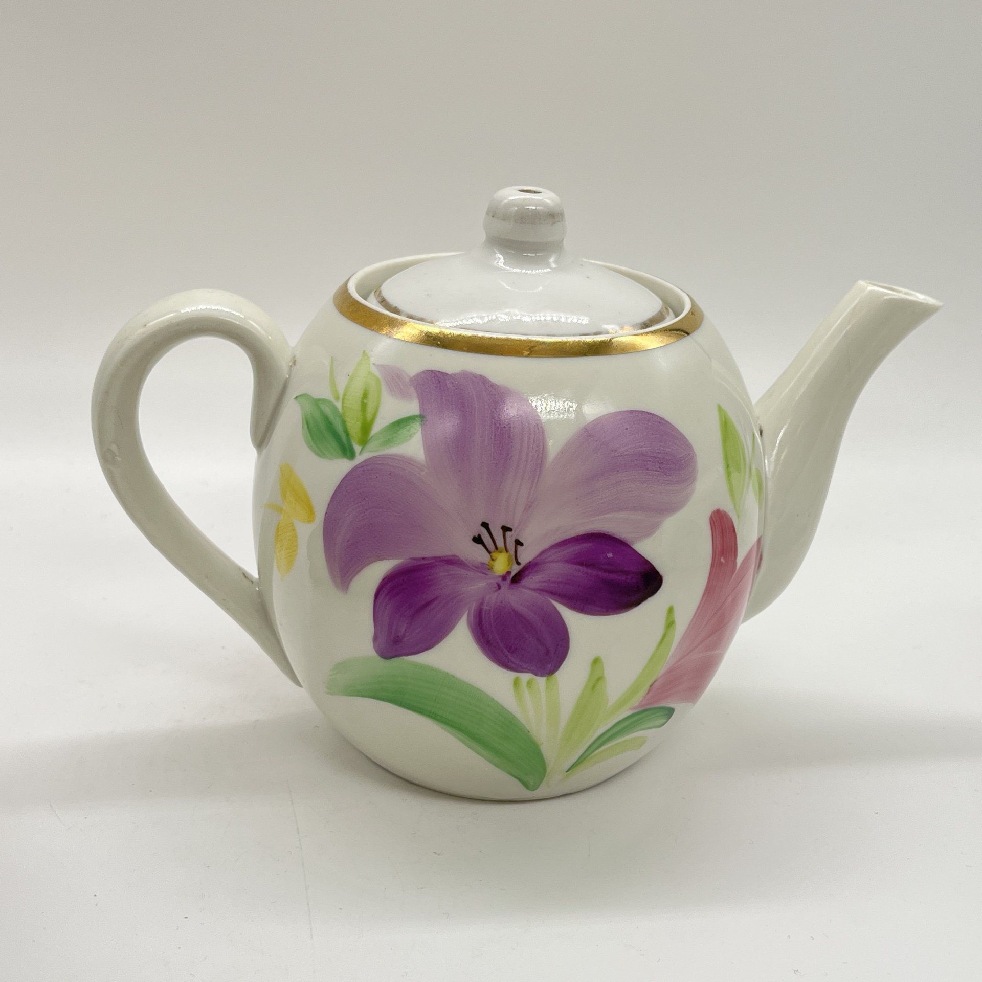 Чайник заварочный с расписным цветочным декором, фарфор, роспись, золочение, Первомайский фарфоровый завод (Песочное), СССР, 1976-1991 гг.