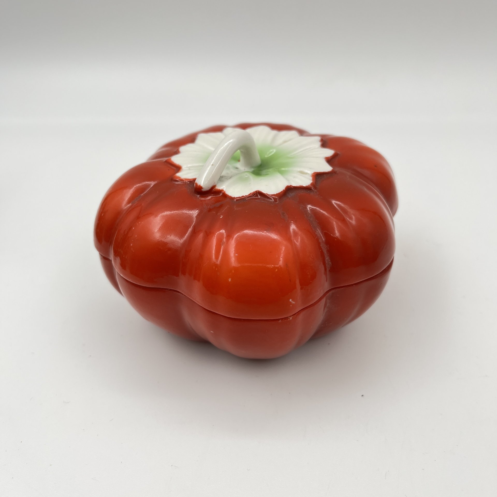Маслёнка "Помидор", фарфор, крытьё, аэрография, Дмитровский фарфоровый завод (ДФЗ Вербилки), СССР, 1954-1965 гг.