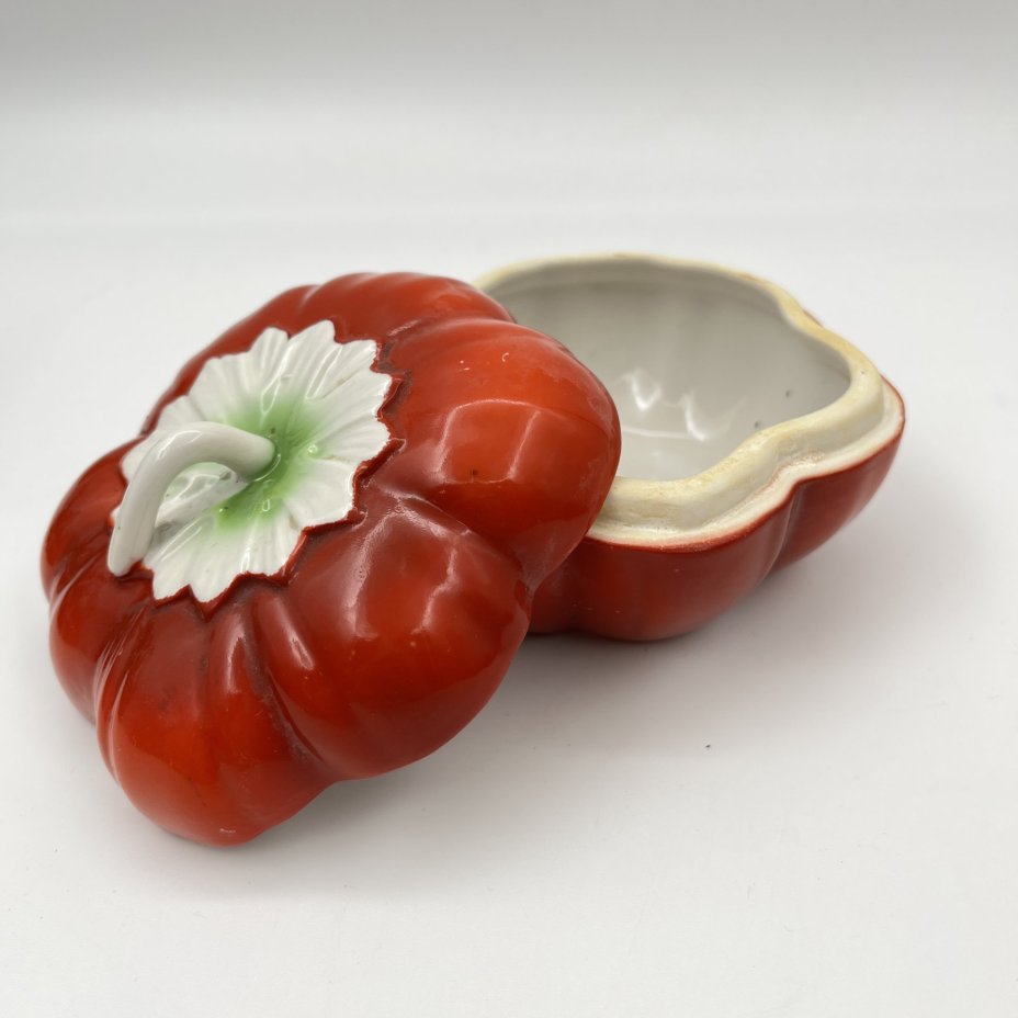 Маслёнка "Помидор", фарфор, крытьё, аэрография, Дмитровский фарфоровый завод (ДФЗ Вербилки), СССР, 1954-1965 гг.