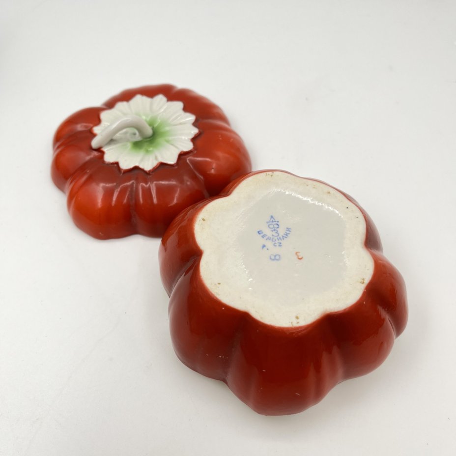 Маслёнка "Помидор", фарфор, крытьё, аэрография, Дмитровский фарфоровый завод (ДФЗ Вербилки), СССР, 1954-1965 гг.
