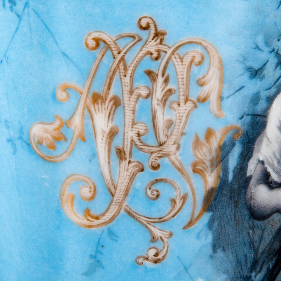Бокал чайный с крышкой, украшенный изображением девушки и цветочным декором на голубом фоне, с вензелем "ЛРС", Товарищество М.С. Кузнецова