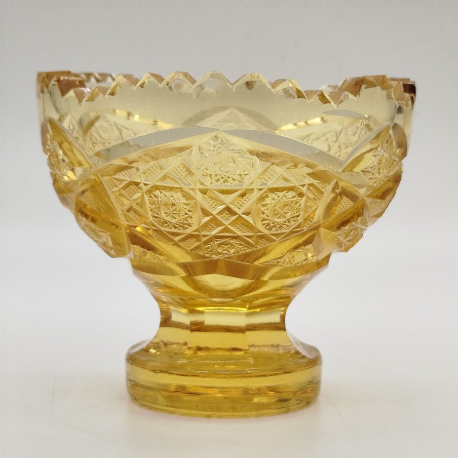 Вазочка на ножке для сервировки стола