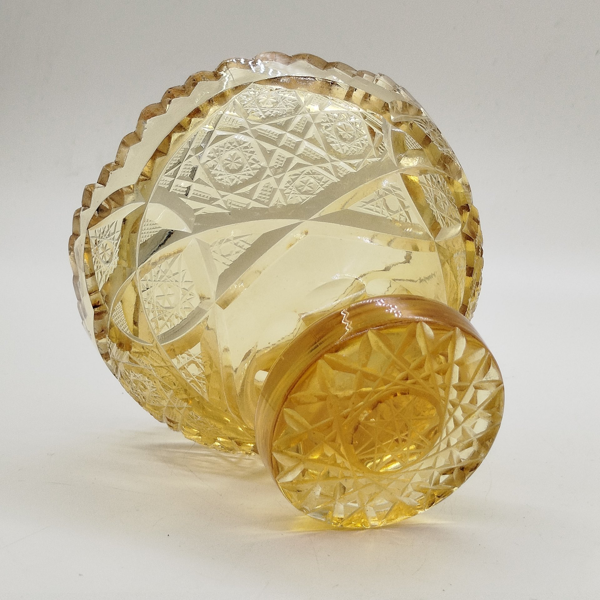 Вазочка на ножке для сервировки стола