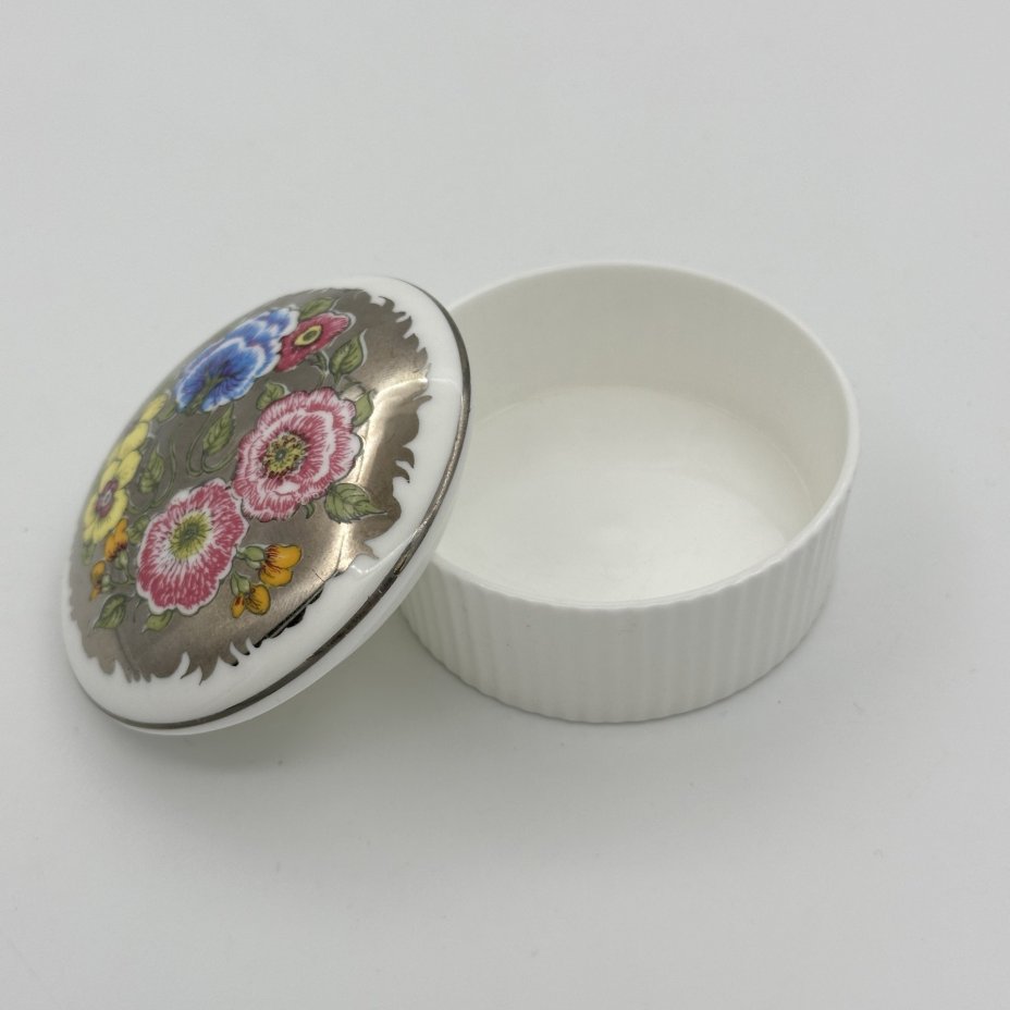Шкатулка с цветочным декором на крышке, серия "Floral lustre", фарфор, деколь, Wedgwood, Wedgwood