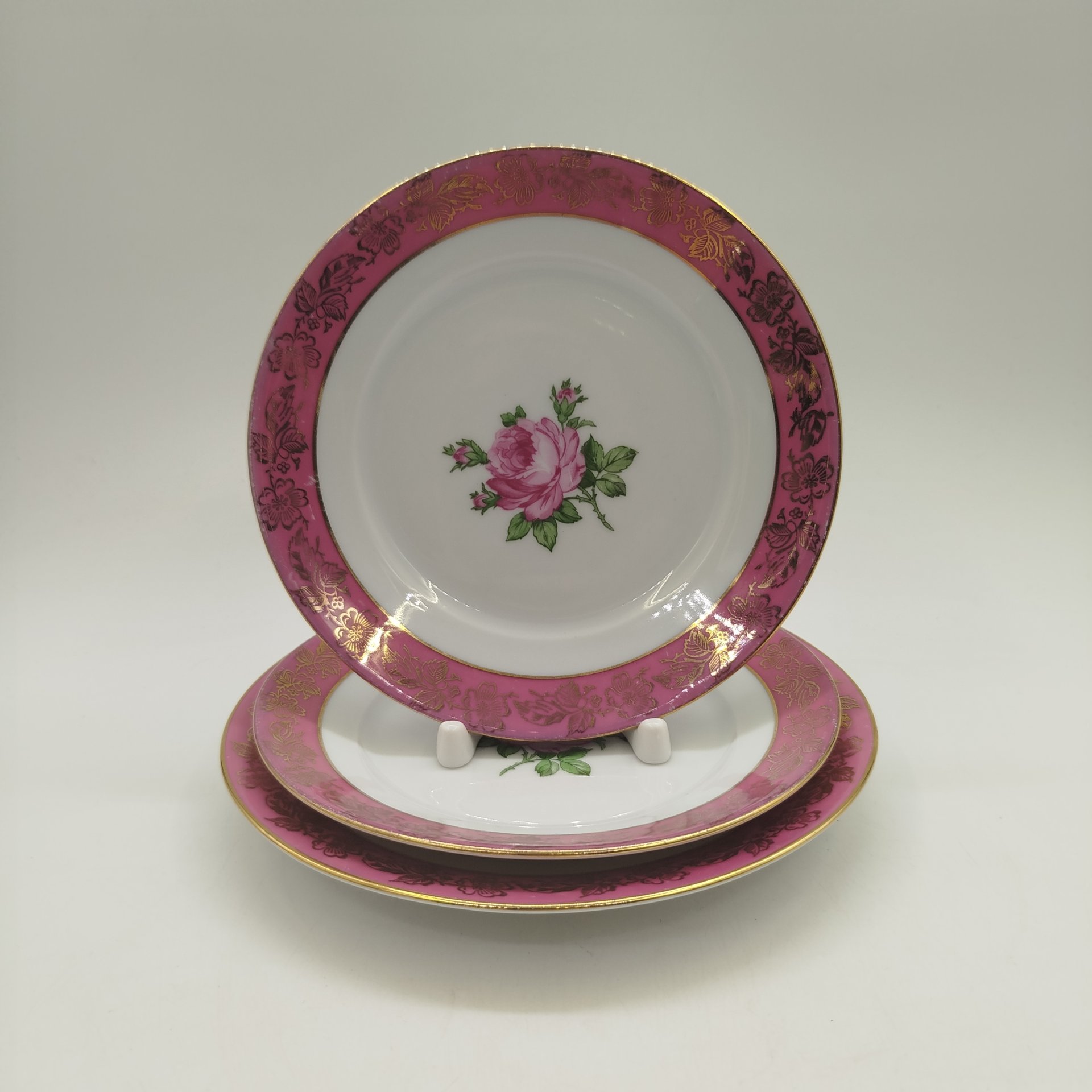 Набор из трех тарелок(одна десертная и две пирожковые) с цветочным декором, фарфор, деколь, золочение, крытье, Eisenberger Porzellanfabrik F.A. Reinecke (Райнеке), ГДР, 1960-1973 гг.