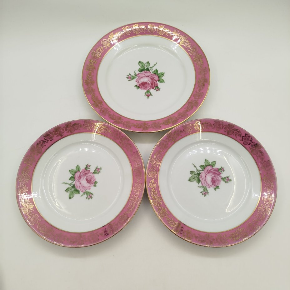 Набор из трех тарелок(одна десертная и две пирожковые) с цветочным декором, фарфор, деколь, золочение, крытье, Eisenberger Porzellanfabrik F.A. Reinecke (Райнеке), ГДР, 1960-1973 гг.
