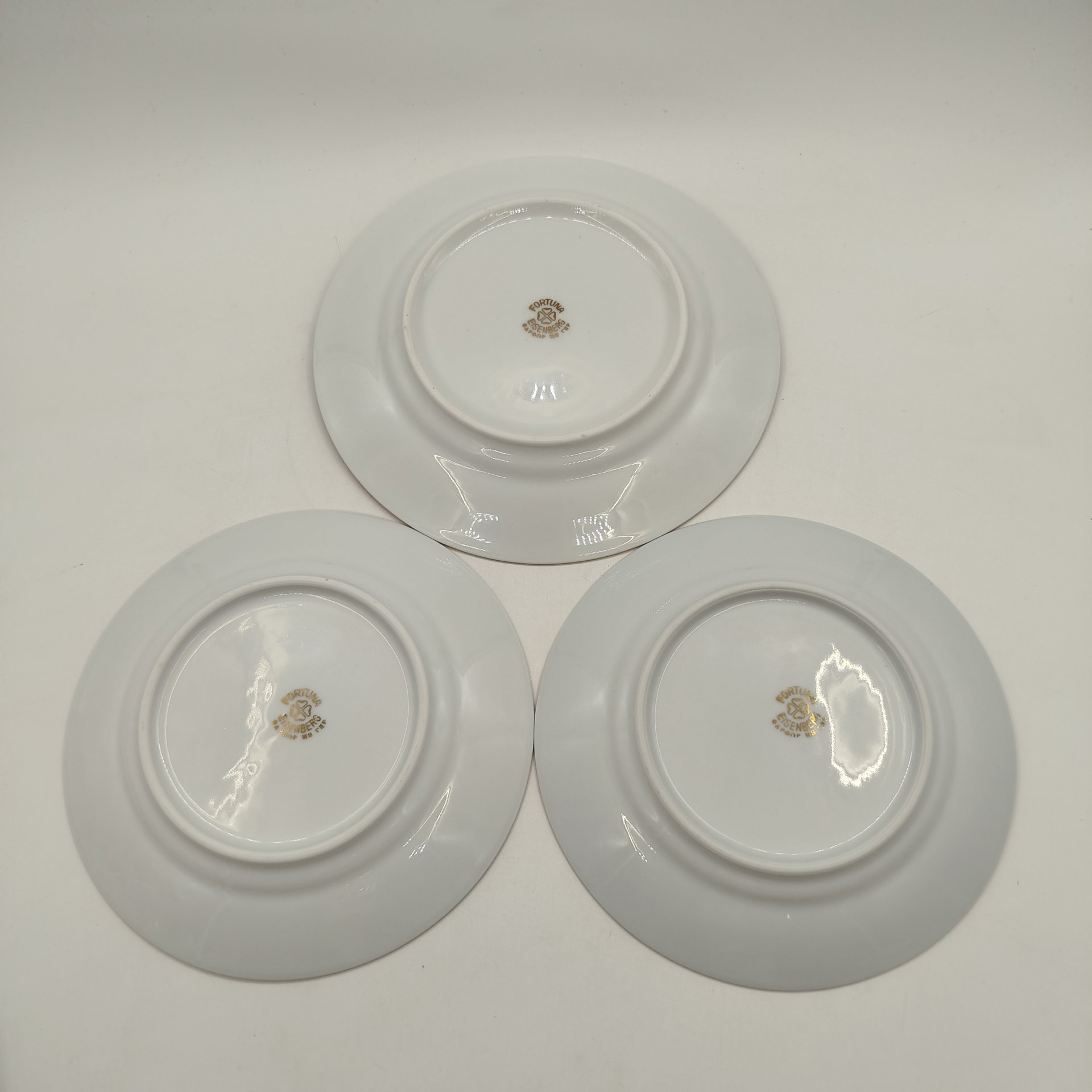 Набор из трех тарелок(одна десертная и две пирожковые) с цветочным декором, фарфор, деколь, золочение, крытье, Eisenberger Porzellanfabrik F.A. Reinecke (Райнеке), ГДР, 1960-1973 гг.