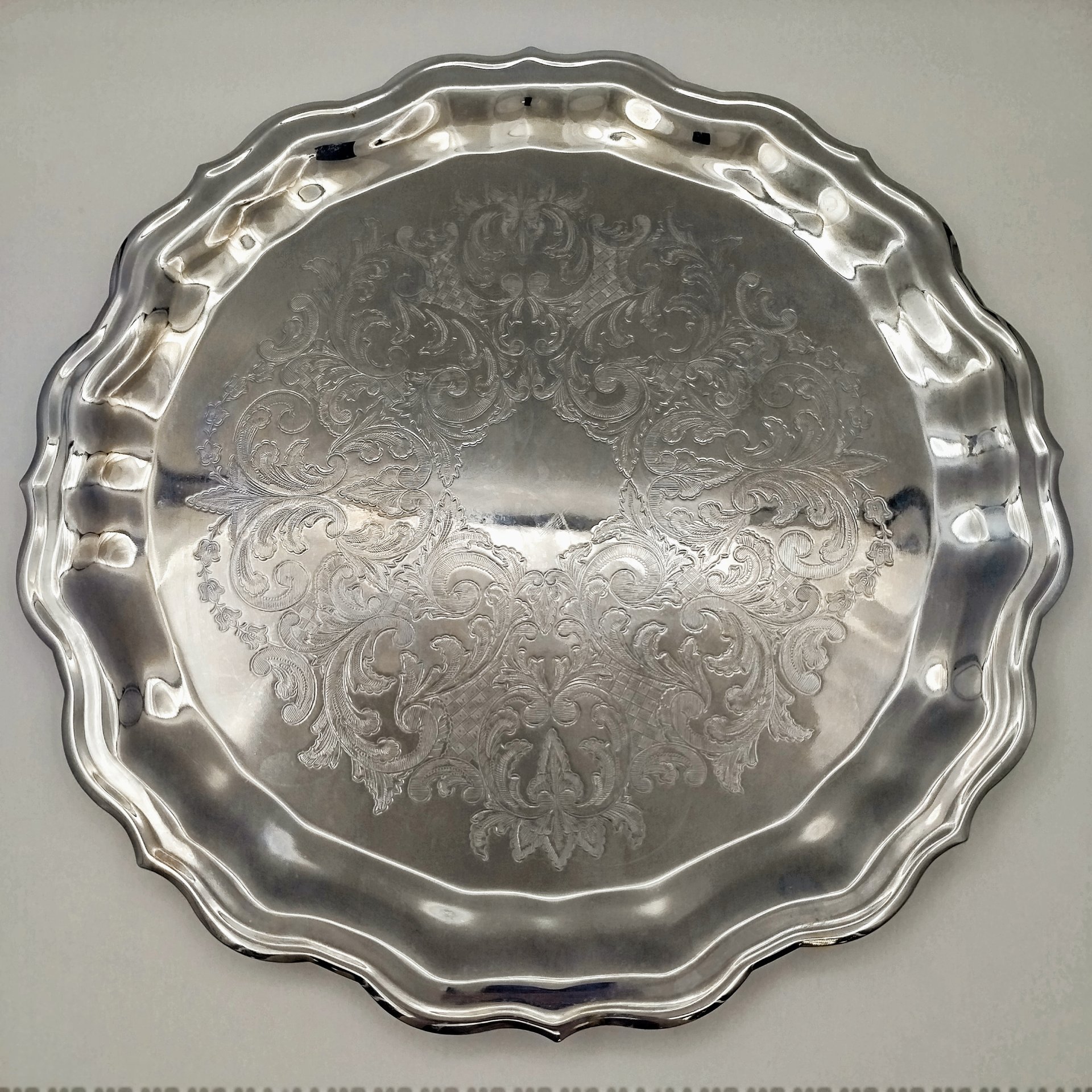 Поднос с растительным орнаментом и фигурным бортом