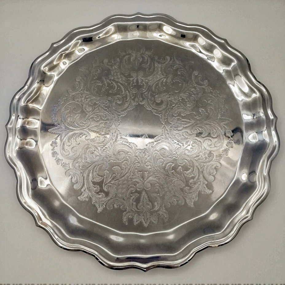Поднос с растительным орнаментом и фигурным бортом