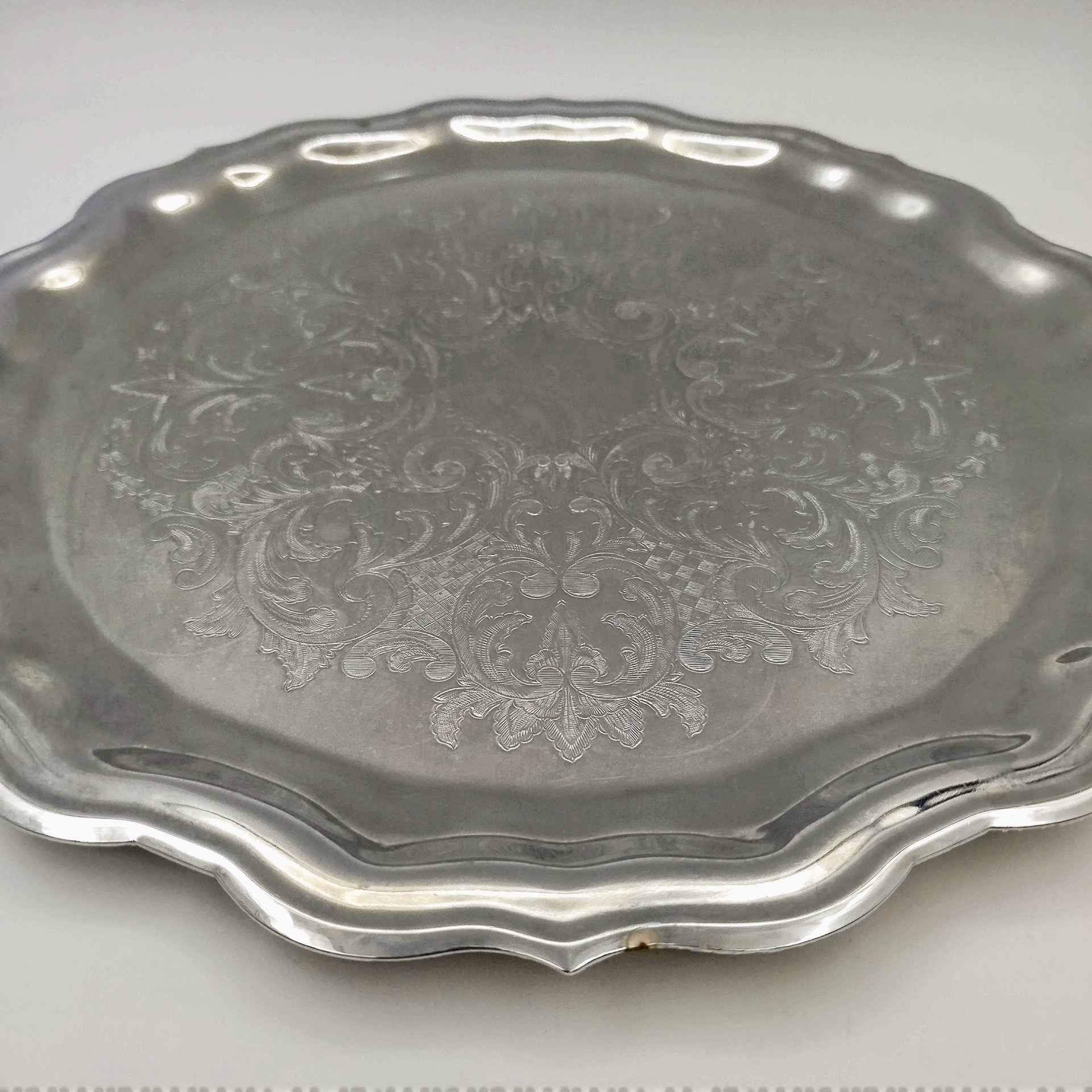 Поднос с растительным орнаментом и фигурным бортом