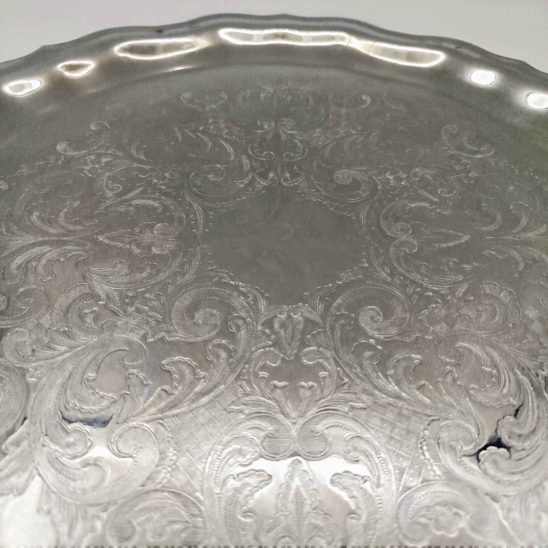 Поднос с растительным орнаментом и фигурным бортом