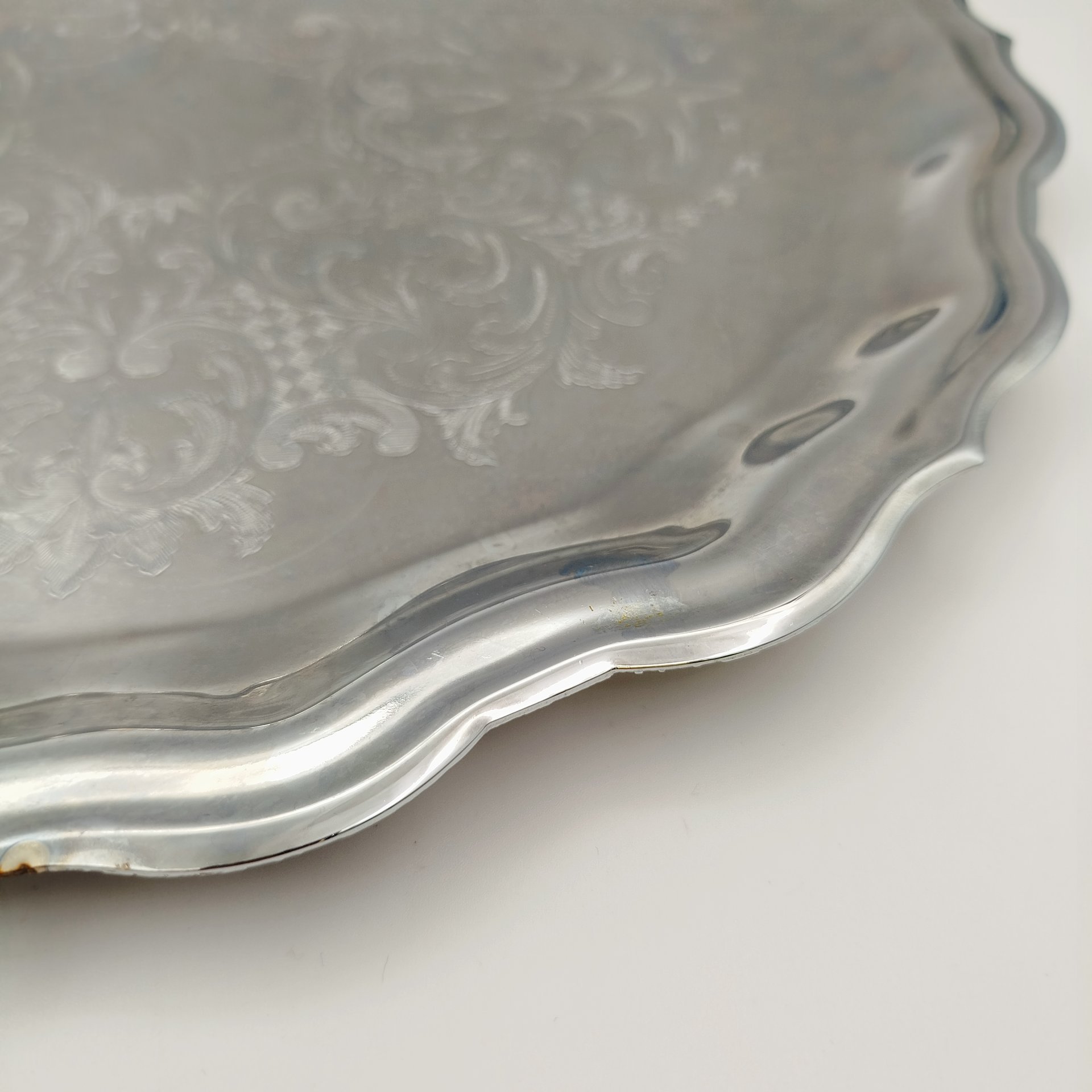 Поднос с растительным орнаментом и фигурным бортом