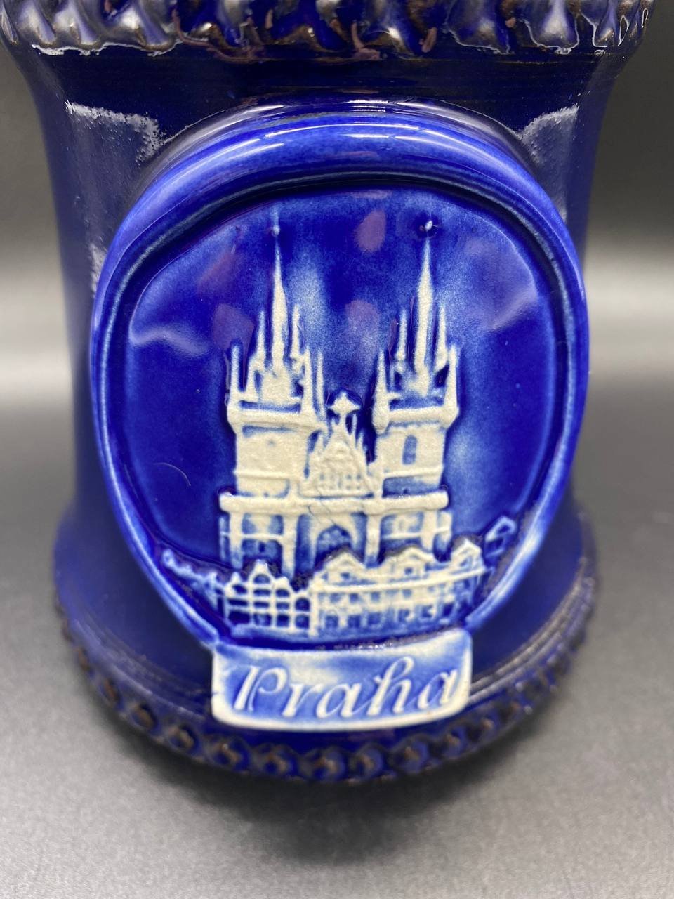 Пивная кружка с рельефным изображением Тынского храма "Praha", керамика, крытье кобальтом