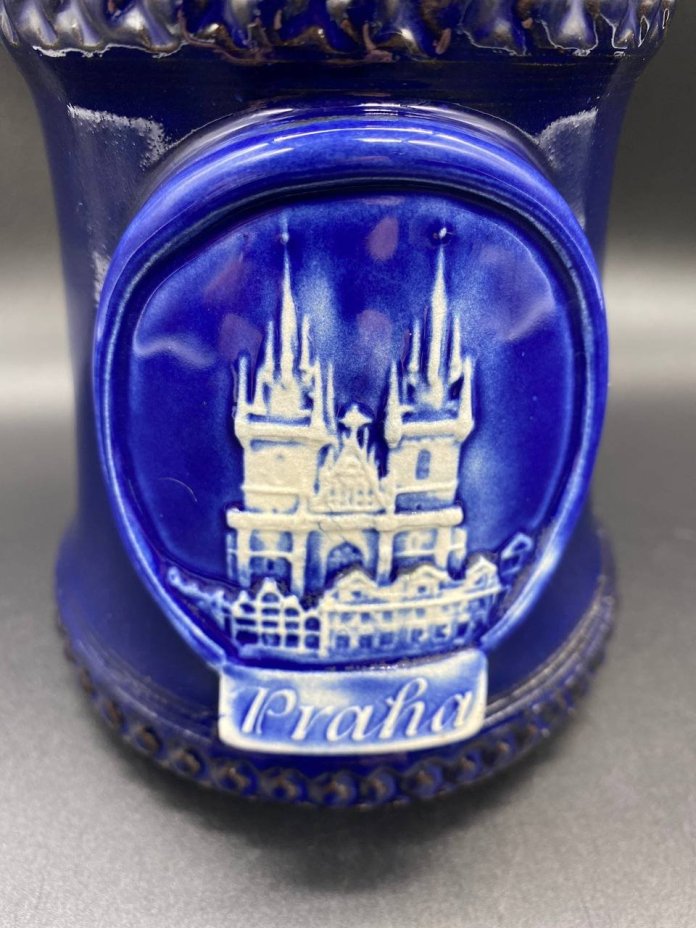 Пивная кружка с рельефным изображением Тынского храма "Praha", керамика, крытье кобальтом