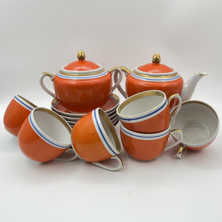 Сервиз чайный оранжевого оттенка на 6 персон, украшенный синими линиями (14 предметов, фарфор, крытье, золочение, Дмитровский фарфоровый завод (ДФЗ Вербилки), СССР, 1954-1965 гг.