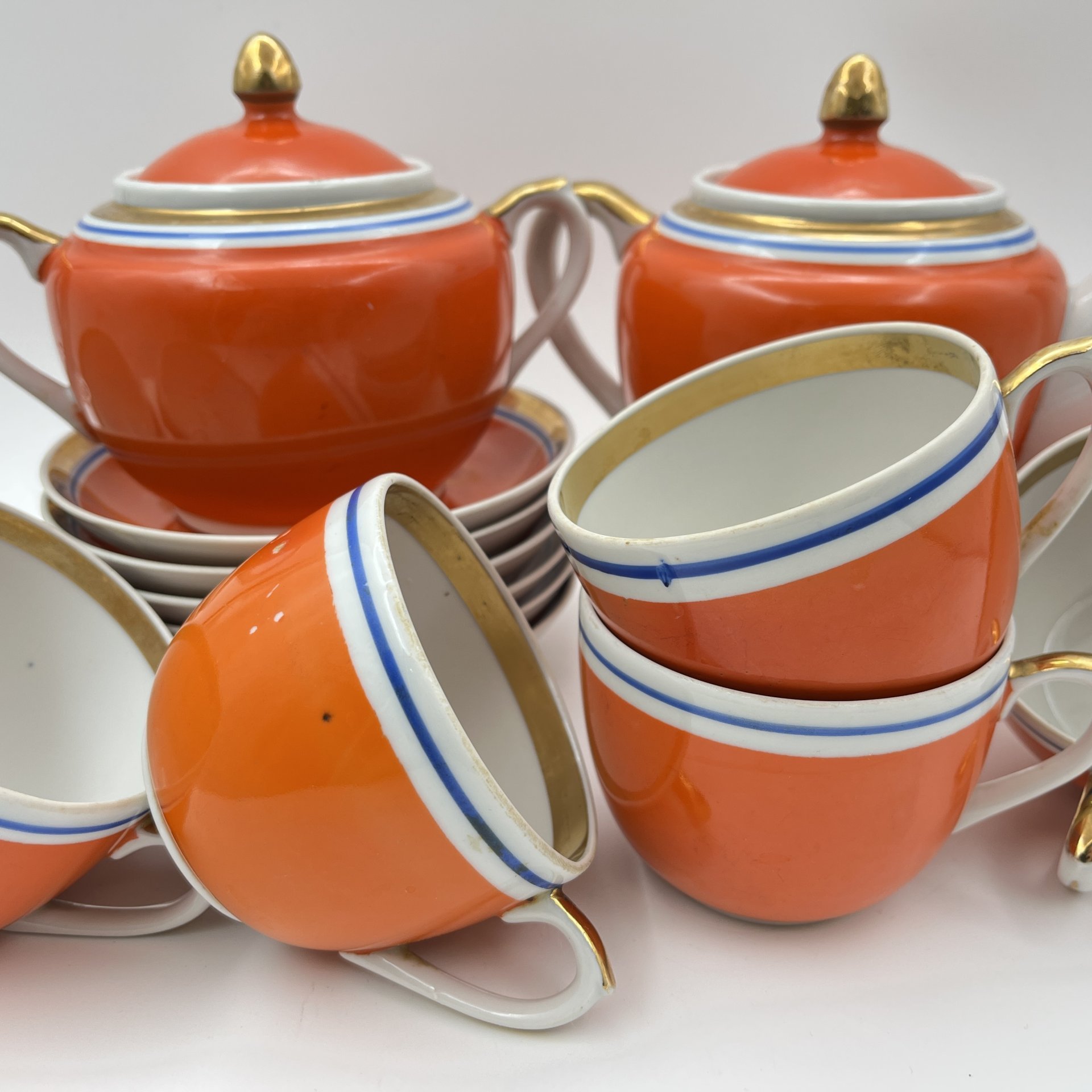 Сервиз чайный оранжевого оттенка на 6 персон, украшенный синими линиями (14 предметов, фарфор, крытье, золочение, Дмитровский фарфоровый завод (ДФЗ Вербилки), СССР, 1954-1965 гг.