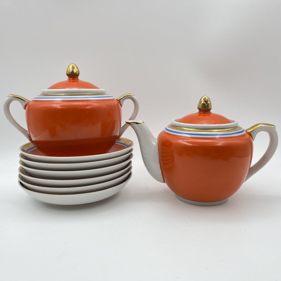Сервиз чайный оранжевого оттенка на 6 персон, украшенный синими линиями (14 предметов, фарфор, крытье, золочение, Дмитровский фарфоровый завод (ДФЗ Вербилки), СССР, 1954-1965 гг.