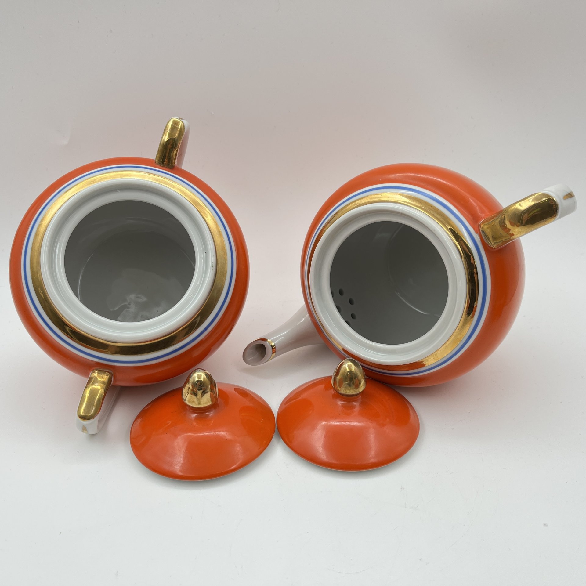 Сервиз чайный оранжевого оттенка на 6 персон, украшенный синими линиями (14 предметов, фарфор, крытье, золочение, Дмитровский фарфоровый завод (ДФЗ Вербилки), СССР, 1954-1965 гг.