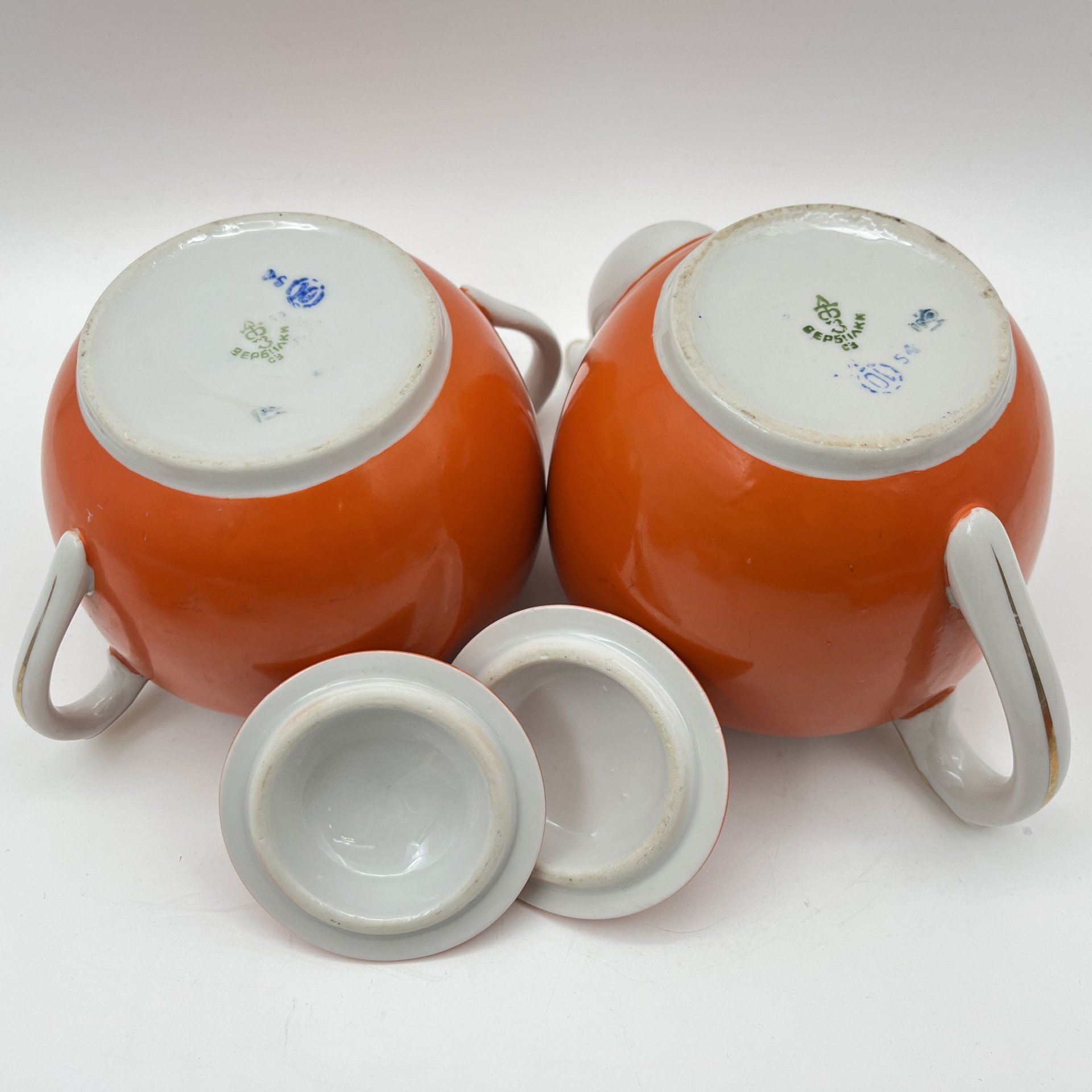 Сервиз чайный оранжевого оттенка на 6 персон, украшенный синими линиями (14 предметов, фарфор, крытье, золочение, Дмитровский фарфоровый завод (ДФЗ Вербилки), СССР, 1954-1965 гг.