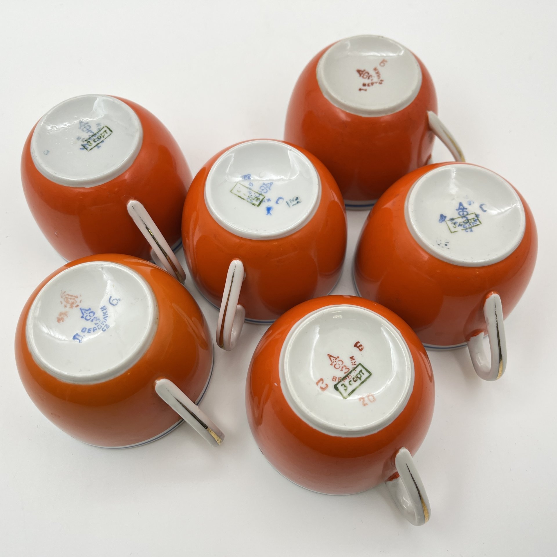 Сервиз чайный оранжевого оттенка на 6 персон, украшенный синими линиями (14 предметов, фарфор, крытье, золочение, Дмитровский фарфоровый завод (ДФЗ Вербилки), СССР, 1954-1965 гг.