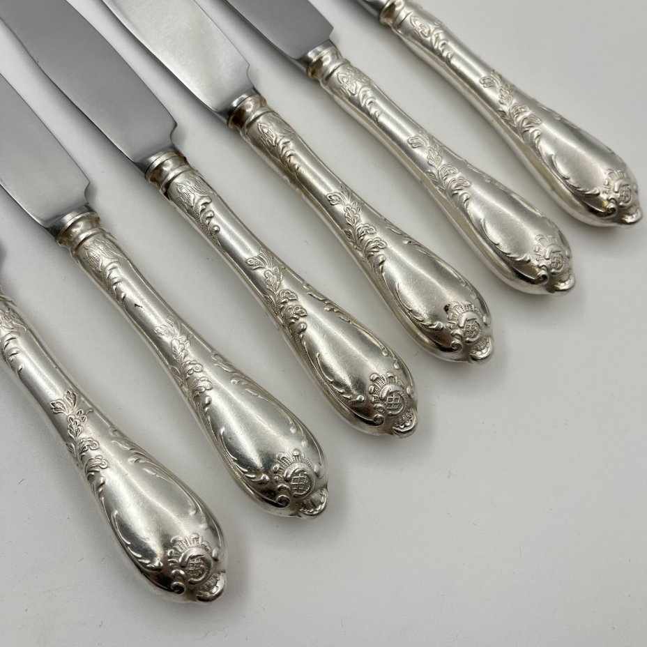 Набор из 6-ти столовых ножей, украшенных растительным декором, мНЦ (медь-никель-цинк), нержавеющая сталь, Вольнянский завод столовых приборов им. Шевченко (ЗiШ, ЗиШ), СССР, 1950-1970 гг.