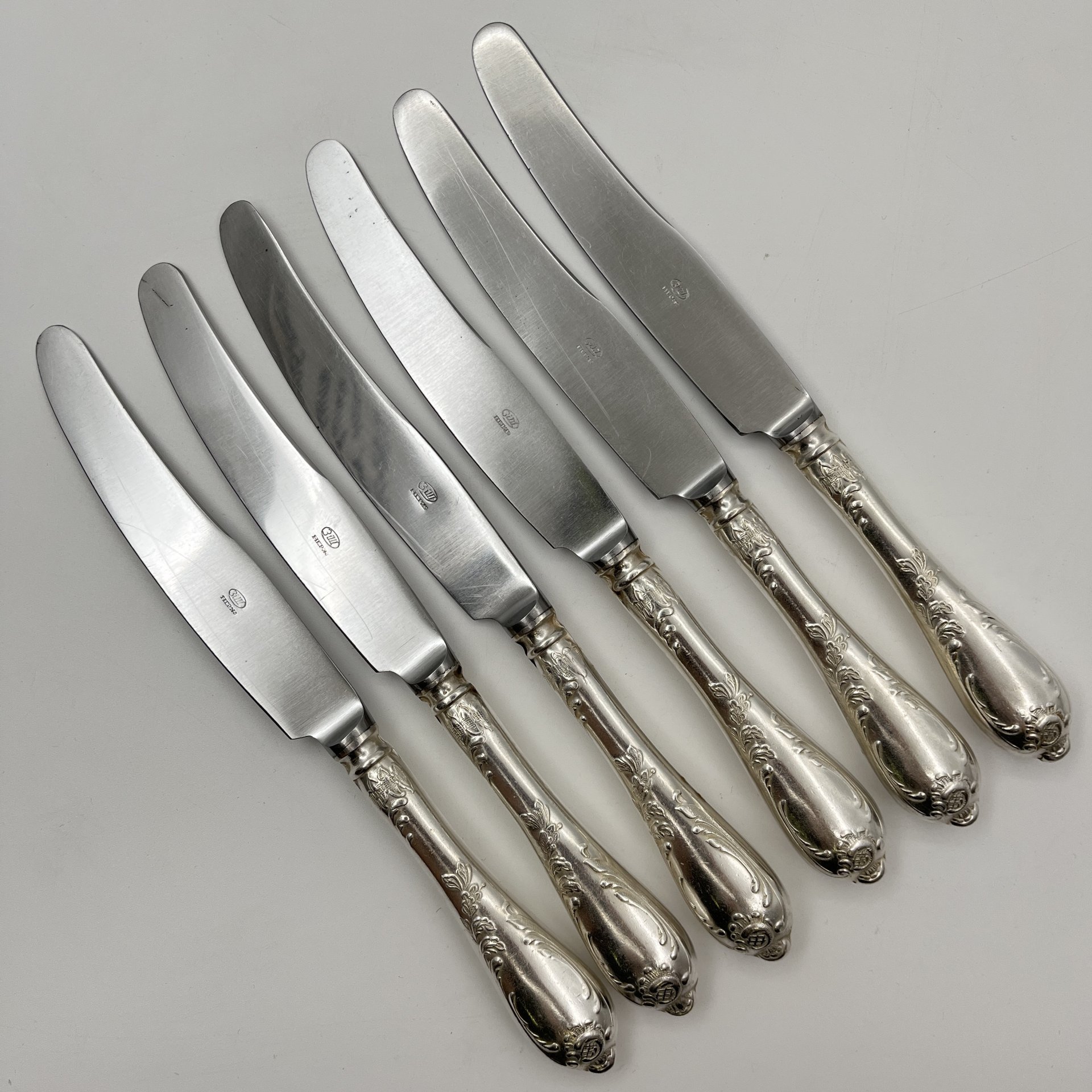 Набор из 6-ти столовых ножей, украшенных растительным декором, мНЦ (медь-никель-цинк), нержавеющая сталь, Вольнянский завод столовых приборов им. Шевченко (ЗiШ, ЗиШ), СССР, 1950-1970 гг.