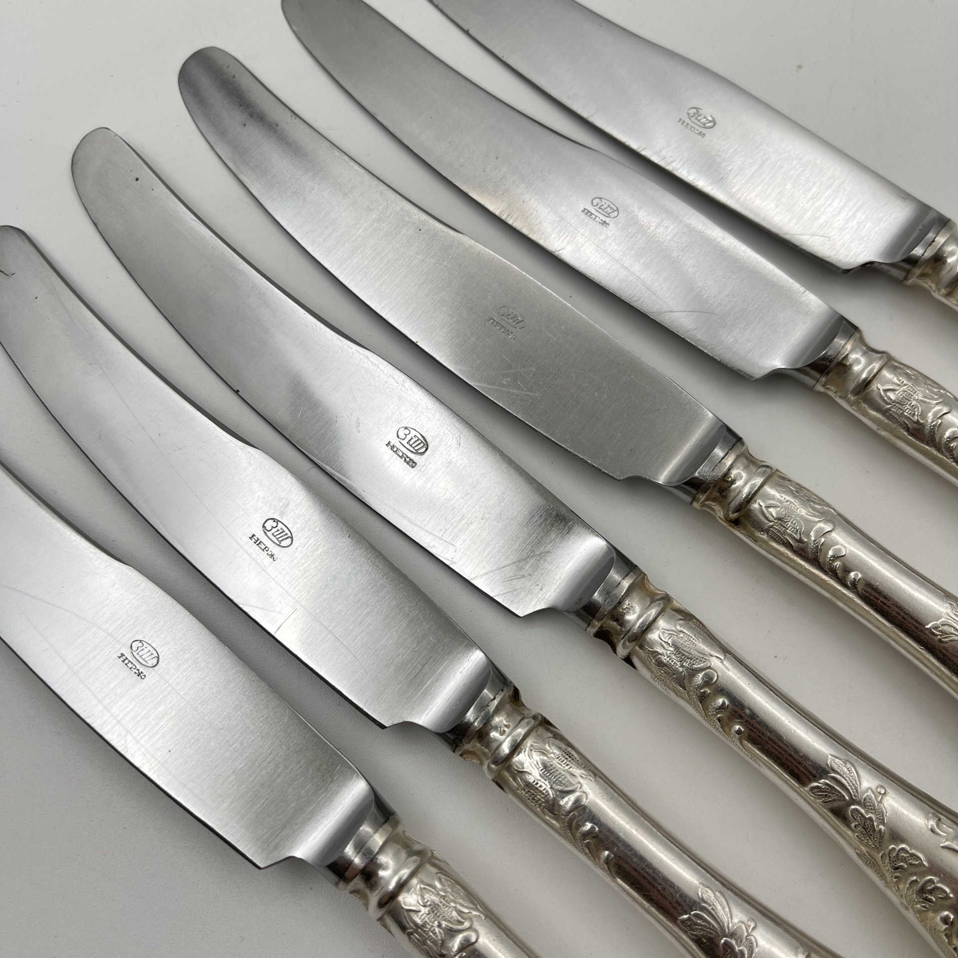 Набор из 6-ти столовых ножей, украшенных растительным декором, мНЦ (медь-никель-цинк), нержавеющая сталь, Вольнянский завод столовых приборов им. Шевченко (ЗiШ, ЗиШ), СССР, 1950-1970 гг.