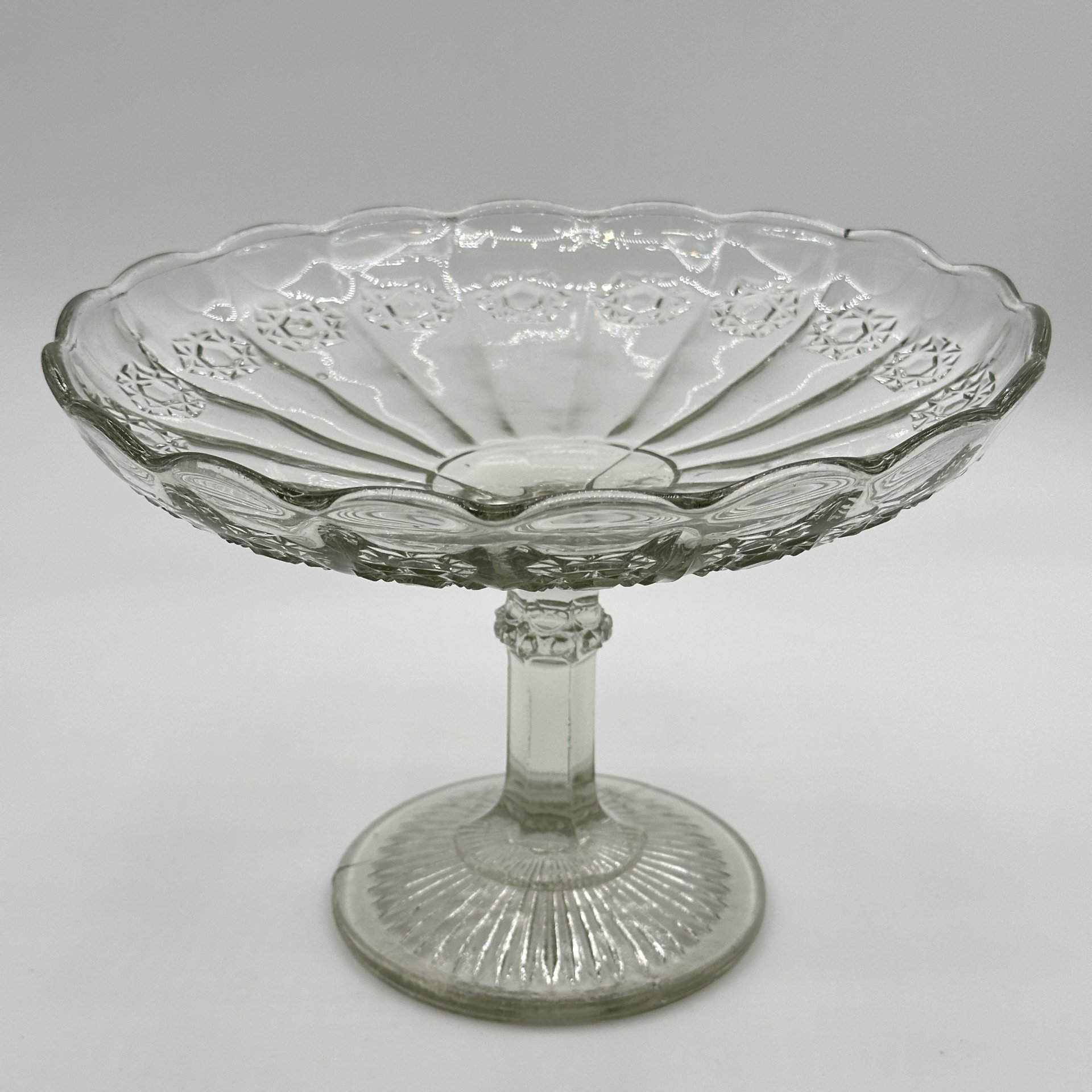 Фруктовница (ваза на ножке), украшенная геометрическим декором