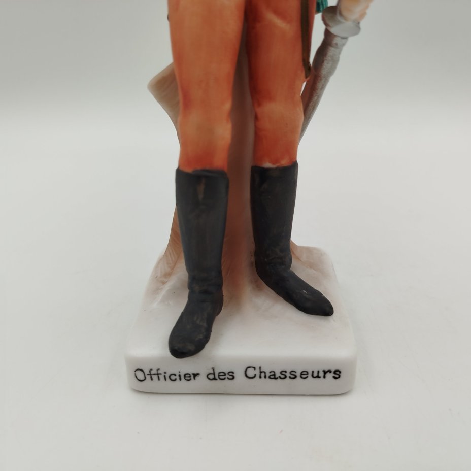 Статуэтка  «Офицер-охотник» ("Officier des Chasseurs")  из серии "Армия Наполеона", бисквит, роспись, золочение, Западная Европа, 1960-1980 гг.